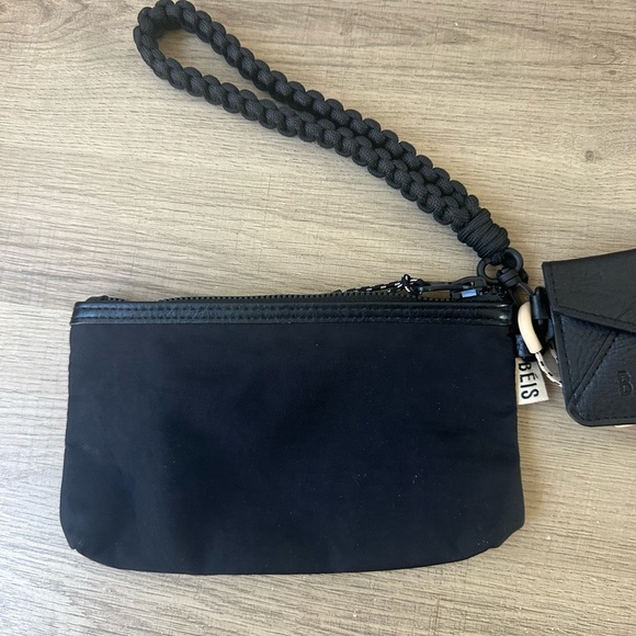 BEIS THE SPORT WRISTLET SET IN BLACK this is sold sorry I cannot remove it - Picture 5 of 6